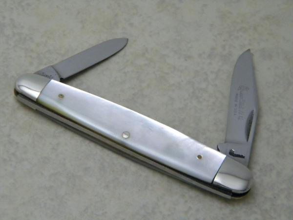 Queen Steel #4 USA Pearl Sleeveboard Pen Knife c.1970's Queen Steel #4 USA Pearl Sleeveboard Pen Knife c.1970's