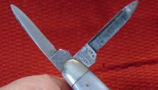 VINTAGE VOM CLEFF & CO - LION CUTLERY WARRANTED 4 BLADE SWELLCENTER KNIFE 1885-1926 GENUINE PEARL VINTAGE VOM CLEFF & CO - LION CUTLERY WARRANTED 4 BLADE SWELLCENTER KNIFE 1885-1926 GENUINE PEARL