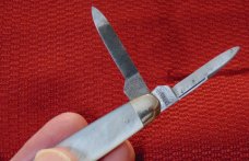 VINTAGE VOM CLEFF & CO - LION CUTLERY WARRANTED 4 BLADE SWELLCENTER KNIFE 1885-1926 GENUINE PEARL VINTAGE VOM CLEFF & CO - LION CUTLERY WARRANTED 4 BLADE SWELLCENTER KNIFE 1885-1926 GENUINE PEARL