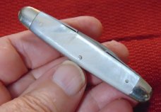 VINTAGE VOM CLEFF & CO - LION CUTLERY WARRANTED 4 BLADE SWELLCENTER KNIFE 1885-1926 GENUINE PEARL VINTAGE VOM CLEFF & CO - LION CUTLERY WARRANTED 4 BLADE SWELLCENTER KNIFE 1885-1926 GENUINE PEARL