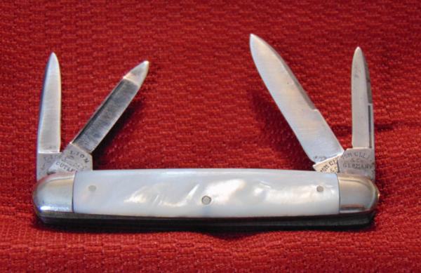 VINTAGE VOM CLEFF & CO - LION CUTLERY WARRANTED 4 BLADE SWELLCENTER KNIFE 1885-1926 GENUINE PEARL VINTAGE VOM CLEFF & CO - LION CUTLERY WARRANTED 4 BLADE SWELLCENTER KNIFE 1885-1926 GENUINE PEARL