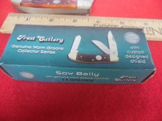 FROST CUTLERY SOW BELLY IN BOX YEAR UNKNOWN UNUSED FROM STORAGE WORM GROOVE SCALES FROST CUTLERY SOW BELLY IN BOX YEAR UNKNOWN UNUSED FROM STORAGE WORM GROOVE SCALES