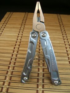 LEATHERMAN RV MULTI-TOOL PORTLAND, OREGON UNUSED IN EXCELLENT UNMARKED CONDITION WITH 14 TOTAL TOOLS