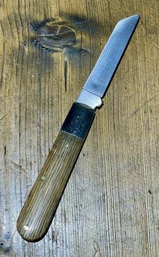 A. Wright & Son, Traditional BARLOW-LAMBSFOOT with English Oak scales and Lambsfoot Blade. A. Wright & Son, Traditional BARLOW-LAMBSFOOT with English Oak scales and Lambsfoot Blade.