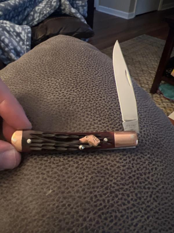 KA-BAR DOGHEAD OLEAN NEW YORK Root Beer Jigged Bone Handle Trapper With Brass Bolsters & Doghead 