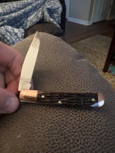 KA-BAR DOGHEAD OLEAN NEW YORK Root Beer Jigged Bone Handle Trapper With Brass Bolsters & Doghead 