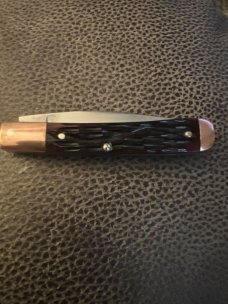 KA-BAR DOGHEAD OLEAN NEW YORK Root Beer Jigged Bone Handle Trapper With Brass Bolsters & Doghead 