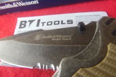 SMITH & WESSON BORDER GUARD CK 33 PART SERRATED 5" TACTICAL IN BOX FROM STORAGE SMITH & WESSON BORDER GUARD CK 33 PART SERRATED 5" TACTICAL IN BOX FROM STORAGE