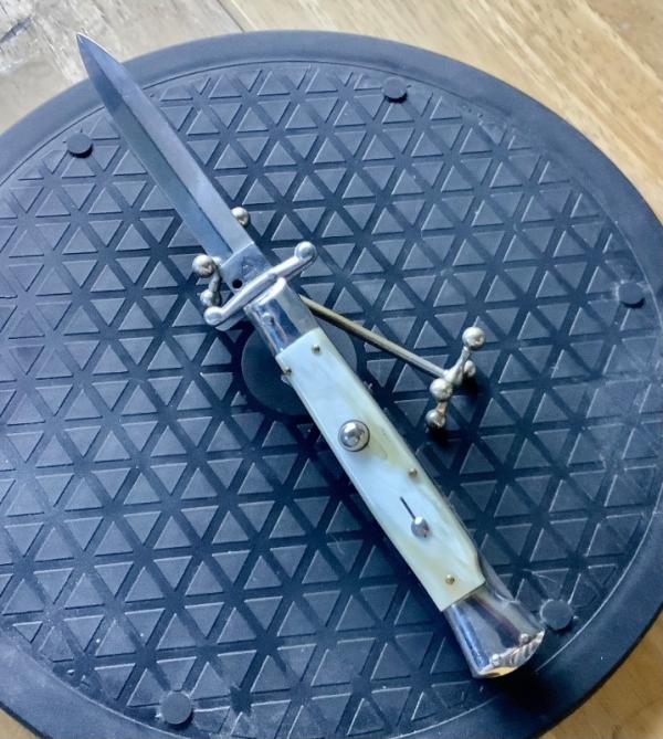 AKC 9 inch Swing guard lock back AKC 9 inch Swing guard lock back