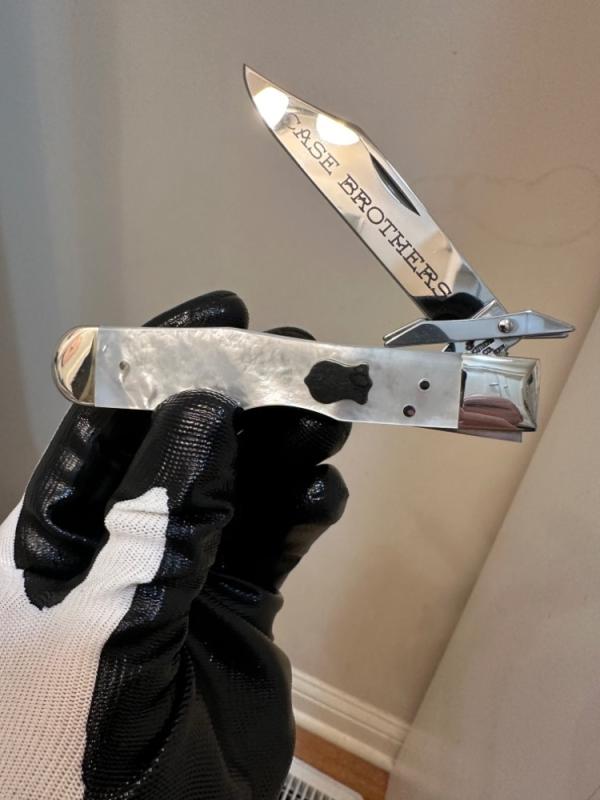 Case Brothers Classic Cheetah w/ Mother of Pearl handles & Silver Shield. Absolute Mint! Case Brothers Classic Cheetah w/ Mother of Pearl handles & Silver Shield. Absolute Mint!