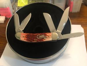 New in Tin 2002 Case. Cranberry 5 Blade Silver Script Sowbelly 