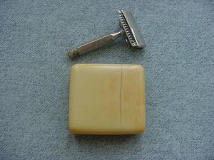 Antique EVER-READY 3/24/14, Single-Edge Travel Safety Razor in Ivoroid Celluloid Travel Case