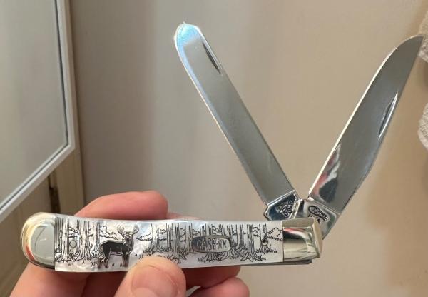 1998 Case XX Mother of Pearl Trapper w/ Scrimshawed Deer Scene on Front and Plain MOP on back. Mint! 1998 Case XX Mother of Pearl Trapper w/ Scrimshawed Deer Scene on Front and Plain MOP on back. Mint!