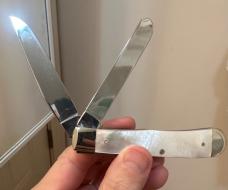 1998 Case XX Mother of Pearl Trapper w/ Scrimshawed Deer Scene on Front and Plain MOP on back. Mint! 1998 Case XX Mother of Pearl Trapper w/ Scrimshawed Deer Scene on Front and Plain MOP on back. Mint!