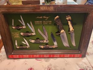 Vintage Schrade USA Uncle Henry Signature Collection 7 Knife Countertop Display