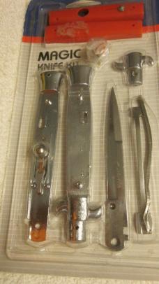 One large and one small Magic knife kit One large and one small Magic knife kit