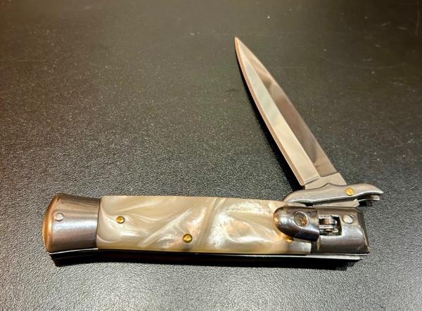 Swing-Guard Leverlock Stiletto