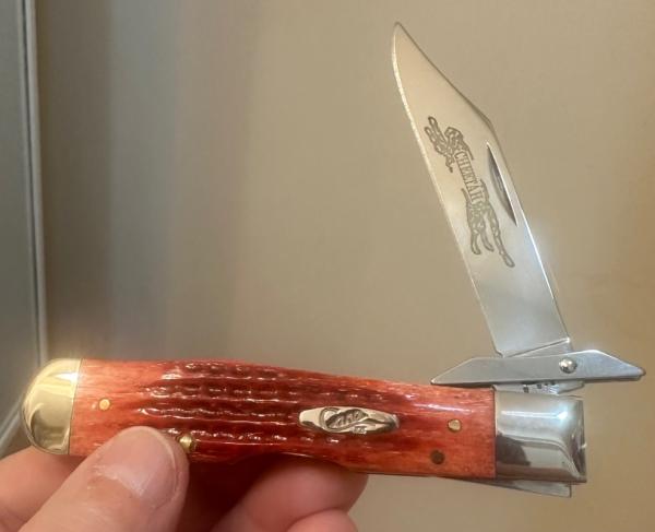 2003 CaseXX Pocket Worn Cheetah w/Old Red Jigged Bone Handles. Look close this knife is super clean! 2003 CaseXX Pocket Worn Cheetah w/Old Red Jigged Bone Handles. Look close this knife is super clean!