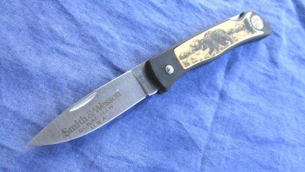 Smith & Wesson Scrimshaw USA Folding Lockback Knife BEAR Smith & Wesson Scrimshaw USA Folding Lockback Knife BEAR