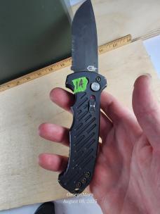 Gerber 06 Auto Drop point Serrated #1A Light usage Gerber 06 Auto Drop point Serrated #1A Light usage