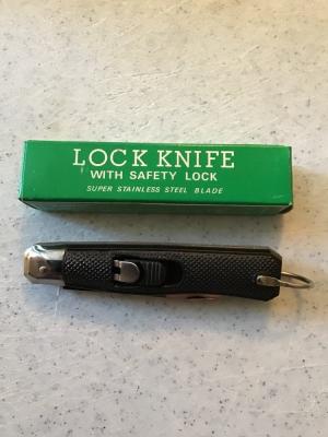 Auto lock knife with safety