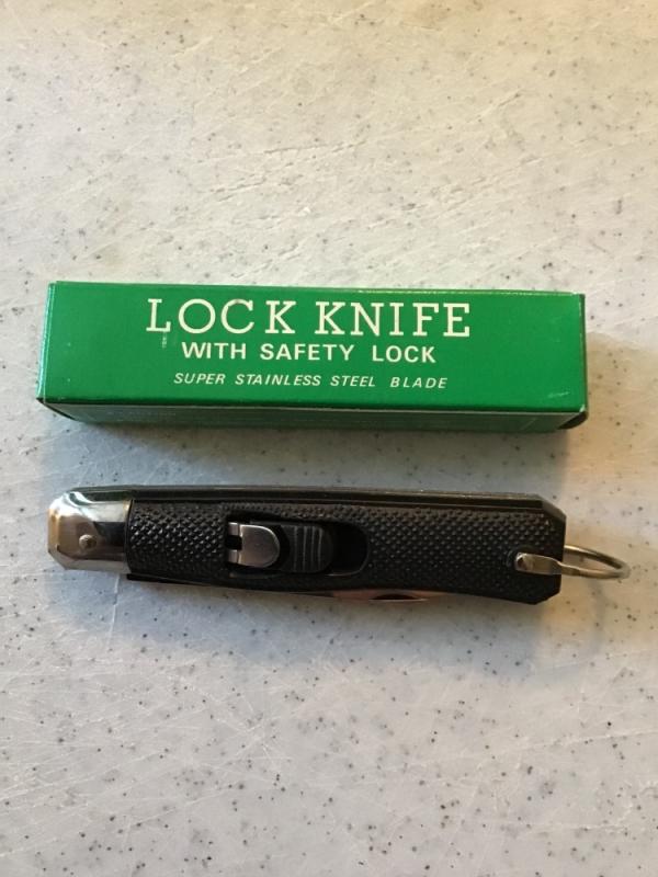 Auto lock knife with safety Auto lock knife with safety