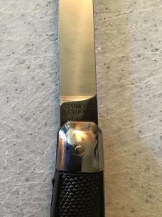 Auto lock knife with safety Auto lock knife with safety