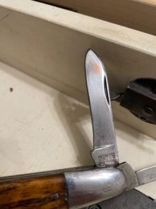 Utica Kutmaster Barlow bone edc not mint Utica Kutmaster Barlow bone edc not mint