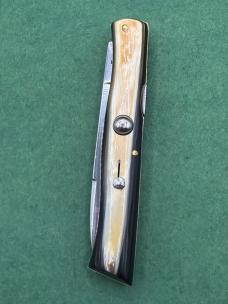 New Round Button 60’s Style Ackermannchen Type Knife in Premium horn New Round Button 60’s Style Ackermannchen Type Knife in Premium horn