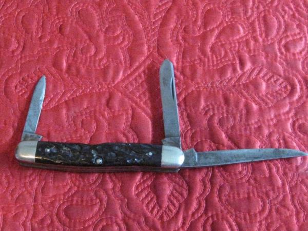 ROBESON 3 blade stock knife w/rough black scales pattern number633884 ROBESON 3 blade stock knife w/rough black scales pattern number633884
