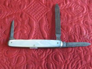 ROBESON 3 blade pen knife with pearl scales. Pattern number 733228 