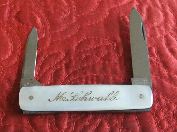 Small ROBESON 2 bl pen knife w/pearl scales. Pattern no. 722487 Small ROBESON 2 bl pen knife w/pearl scales. Pattern no. 722487