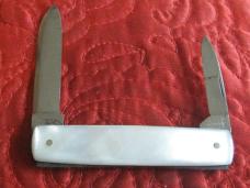 Small ROBESON 2 bl pen knife w/pearl scales. Pattern no. 722487 Small ROBESON 2 bl pen knife w/pearl scales. Pattern no. 722487