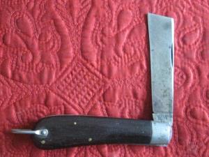 ULSTER  Rope Knife w/one blade. Rosewood scales Very lightly sharpened