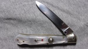 1960's vintage peal scaled bird beak knife . this item is sold