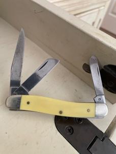 Case 3318 CV yellow stockman 2020 EDC Case 3318 CV yellow stockman 2020 EDC