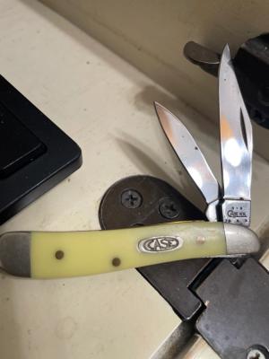 Case 3220 cv yellow peanut edc 2004 not mint