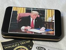 Case XX USA President Trump W/Gold Plated DJT Initials Inlaid Shield Trapper Peach Seed Bone/Box NEW Case XX USA President Trump W/Gold Plated DJT Initials Inlaid Shield Trapper Peach Seed Bone/Box NEW