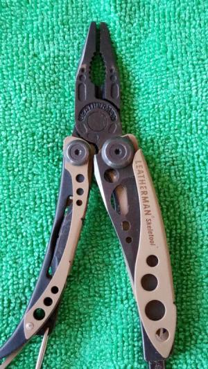 Leatherman Skeletool Coyote Tan Black Finish Very Good Condition Free Belt Sheath