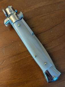 LATAMA 23CM/9 INCH FRENCH TIP BLONDE HORN 5MM SPRING BAYONET BLADE FLAT BUTTON RED DOT SAFETY LATAMA 23CM/9 INCH FRENCH TIP BLONDE HORN 5MM SPRING BAYONET BLADE FLAT BUTTON RED DOT SAFETY