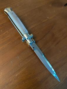 LATAMA 23CM/9 INCH FRENCH TIP BLONDE HORN 5MM SPRING BAYONET BLADE FLAT BUTTON RED DOT SAFETY LATAMA 23CM/9 INCH FRENCH TIP BLONDE HORN 5MM SPRING BAYONET BLADE FLAT BUTTON RED DOT SAFETY