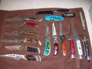 Lot of 17 knives 10 being auto's