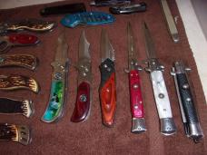 Lot of 17 knives 10 being auto's Lot of 17 knives 10 being auto's