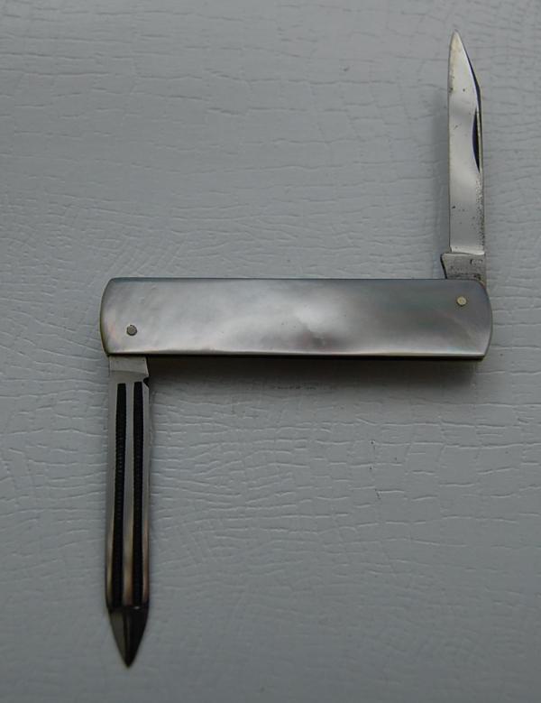 Meriden Knife Company In Excellent Condition With Mother of Pearl Covers 2 5/8 Meriden Knife Company In Excellent Condition With Mother of Pearl Covers 2 5/8