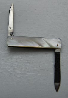Meriden Knife Company In Excellent Condition With Mother of Pearl Covers 2 5/8 Meriden Knife Company In Excellent Condition With Mother of Pearl Covers 2 5/8