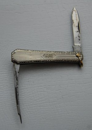 Meriden Knife Company In Very Good Condition With Stainless Steel Covers 2 1/4