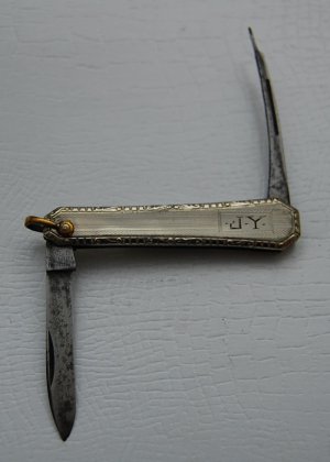 Meriden Knife Company In Very Good Condition With Stainless Steel Covers 2 1/4