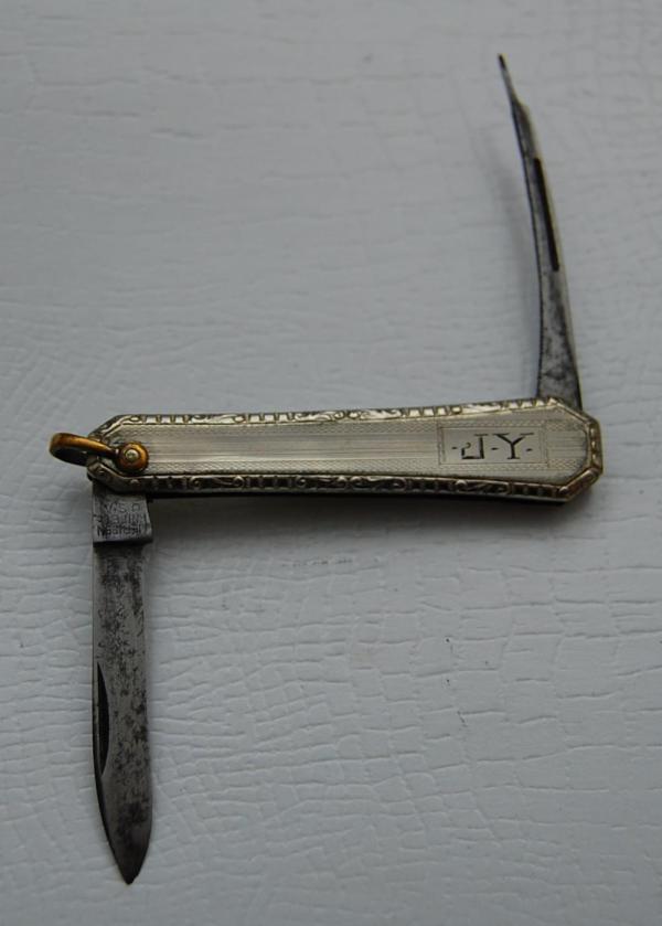 Meriden Knife Company In Very Good Condition With Stainless Steel Covers 2 1/4 Meriden Knife Company In Very Good Condition With Stainless Steel Covers 2 1/4