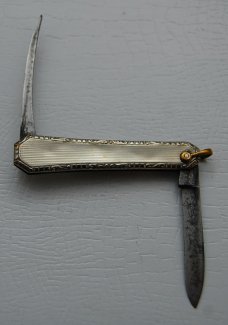 Meriden Knife Company In Very Good Condition With Stainless Steel Covers 2 1/4 Meriden Knife Company In Very Good Condition With Stainless Steel Covers 2 1/4