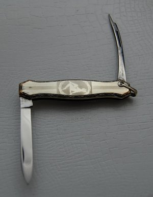 Meriden Knife Company In Excellent Condition With Stainless Steel Covers 2 1/4